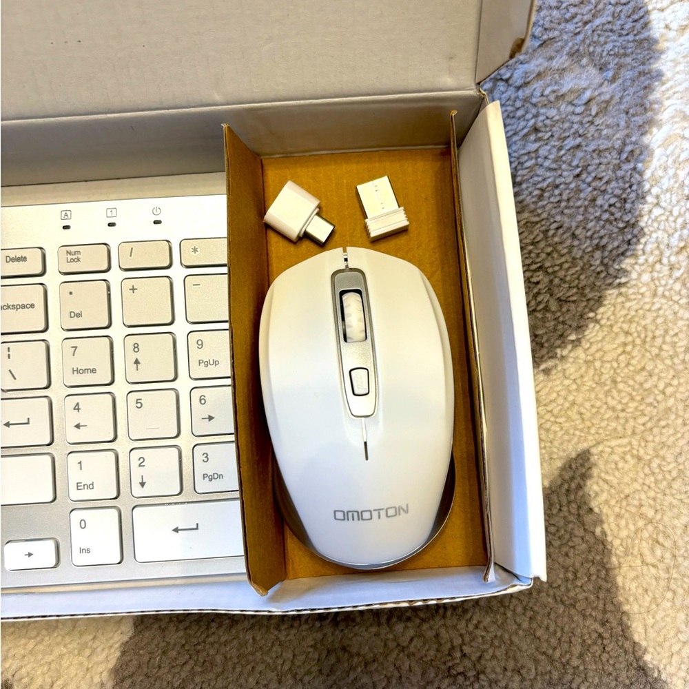 New In Box White Wireless Keyboard & Mouse - Picture 6 of 7